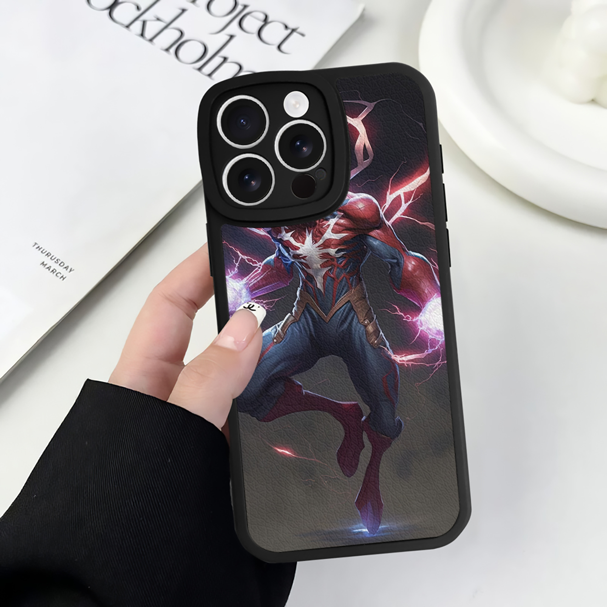 Spider Man スパイダーマン 【iPhone 16シリーズ対応】シリコンスマホケース（レザー調） 材質：シリコン